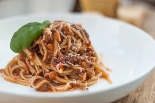 Spaghetti ragu – prosty przepis na klasyczne włoskie danie, które zachwyca
