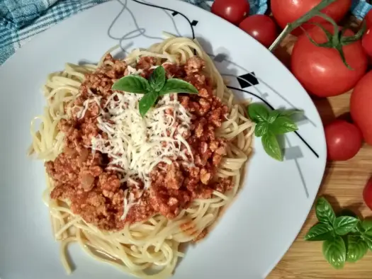 Szybkie spaghetti z przecieru - prosty przepis na pyszne danie