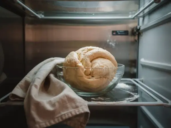 Jak przechowywać ciasto na pizzę w lodówce, aby nie straciło świeżości