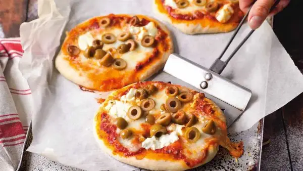 Jakie sery wybrać do pizzy serowej, aby zachwycić smakiem?