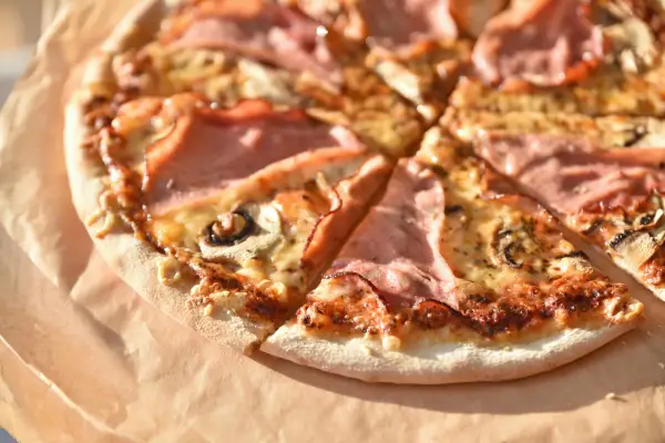Jak przygotować pieczarki do pizzy, by uniknąć wodnistej konsystencji