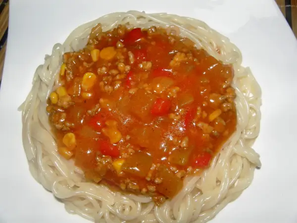 Spaghetti z sosem słodko kwaśnym – łatwy przepis na pyszne danie