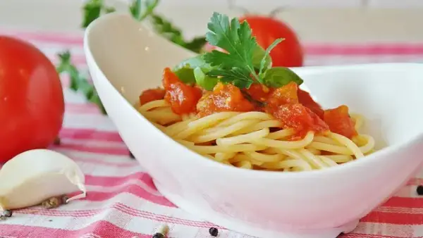 Najlepsze sosy do spaghetti w Biedronce - które warto wybrać?