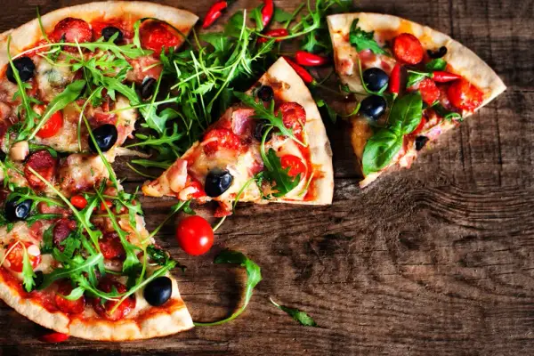 Jak odgrzać pizzę w piekarniku, aby była chrupiąca i smaczna