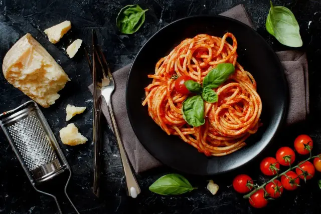 Jak przygotować idealne spaghetti napoletana - prosty przepis krok po kroku